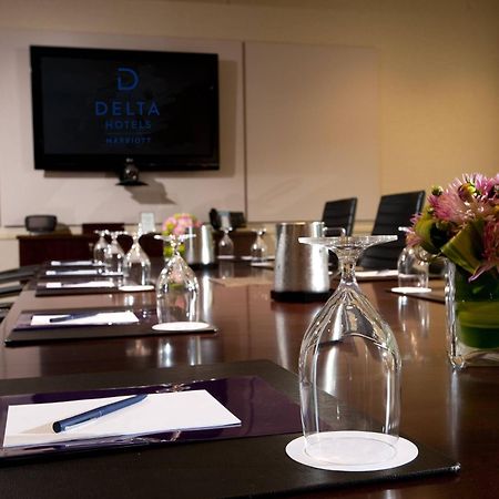 Delta Hotels By Marriott Burnaby Conference Centre Extérieur photo