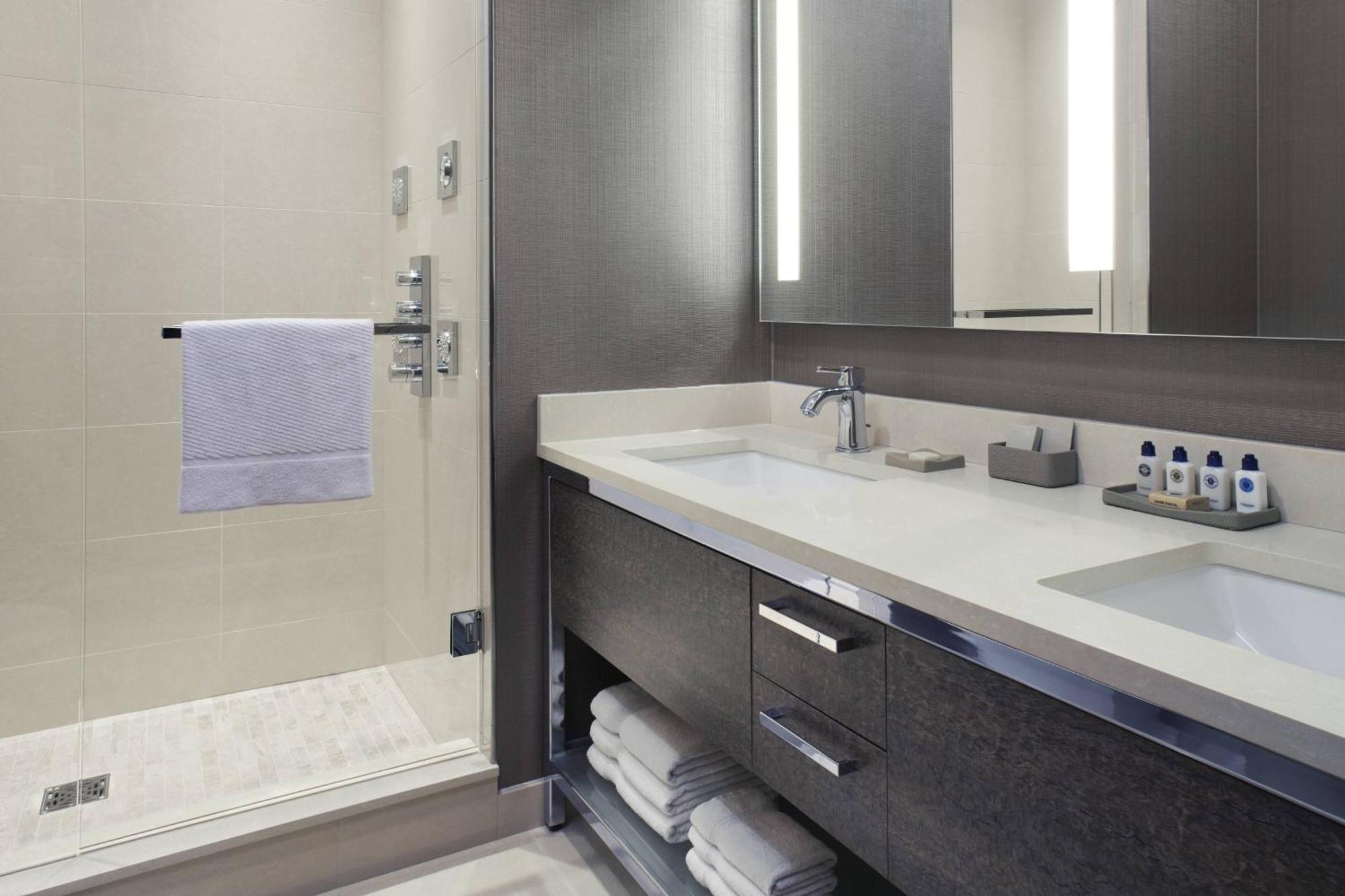 Delta Hotels By Marriott Burnaby Conference Centre Extérieur photo