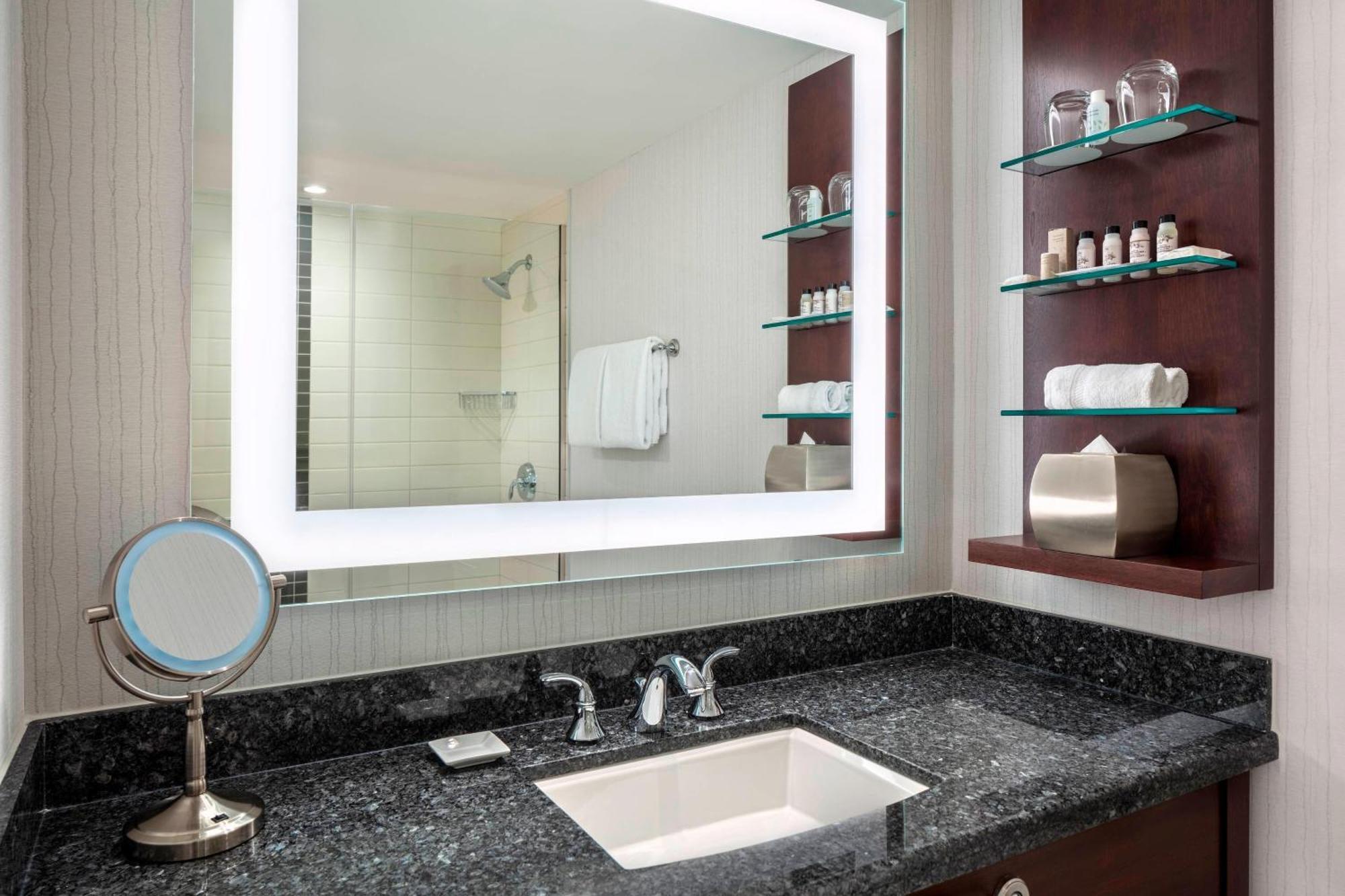 Delta Hotels By Marriott Burnaby Conference Centre Extérieur photo