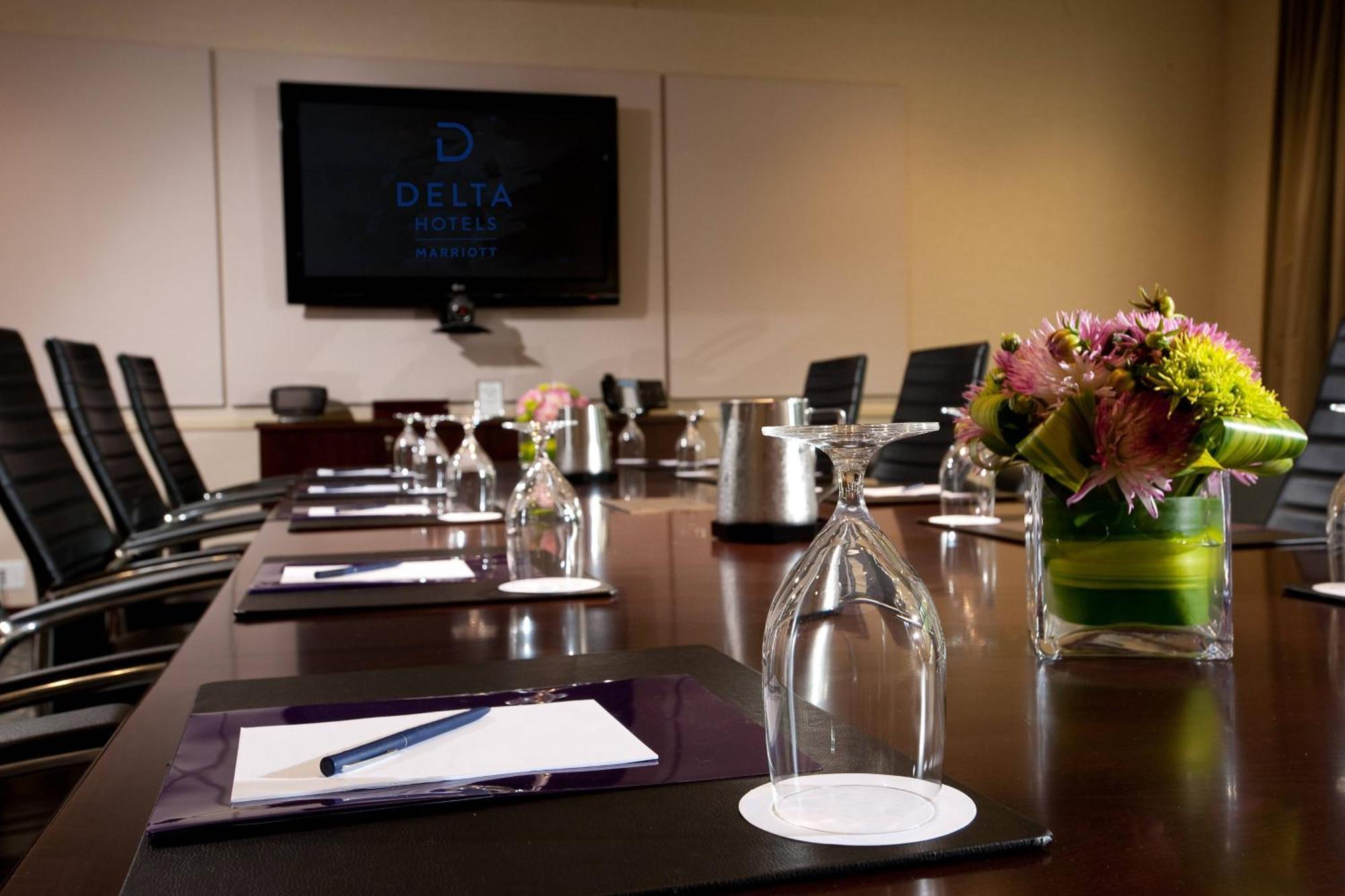 Delta Hotels By Marriott Burnaby Conference Centre Extérieur photo