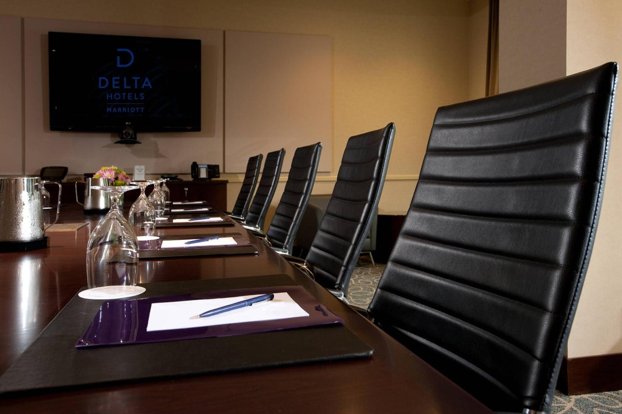 Delta Hotels By Marriott Burnaby Conference Centre Extérieur photo