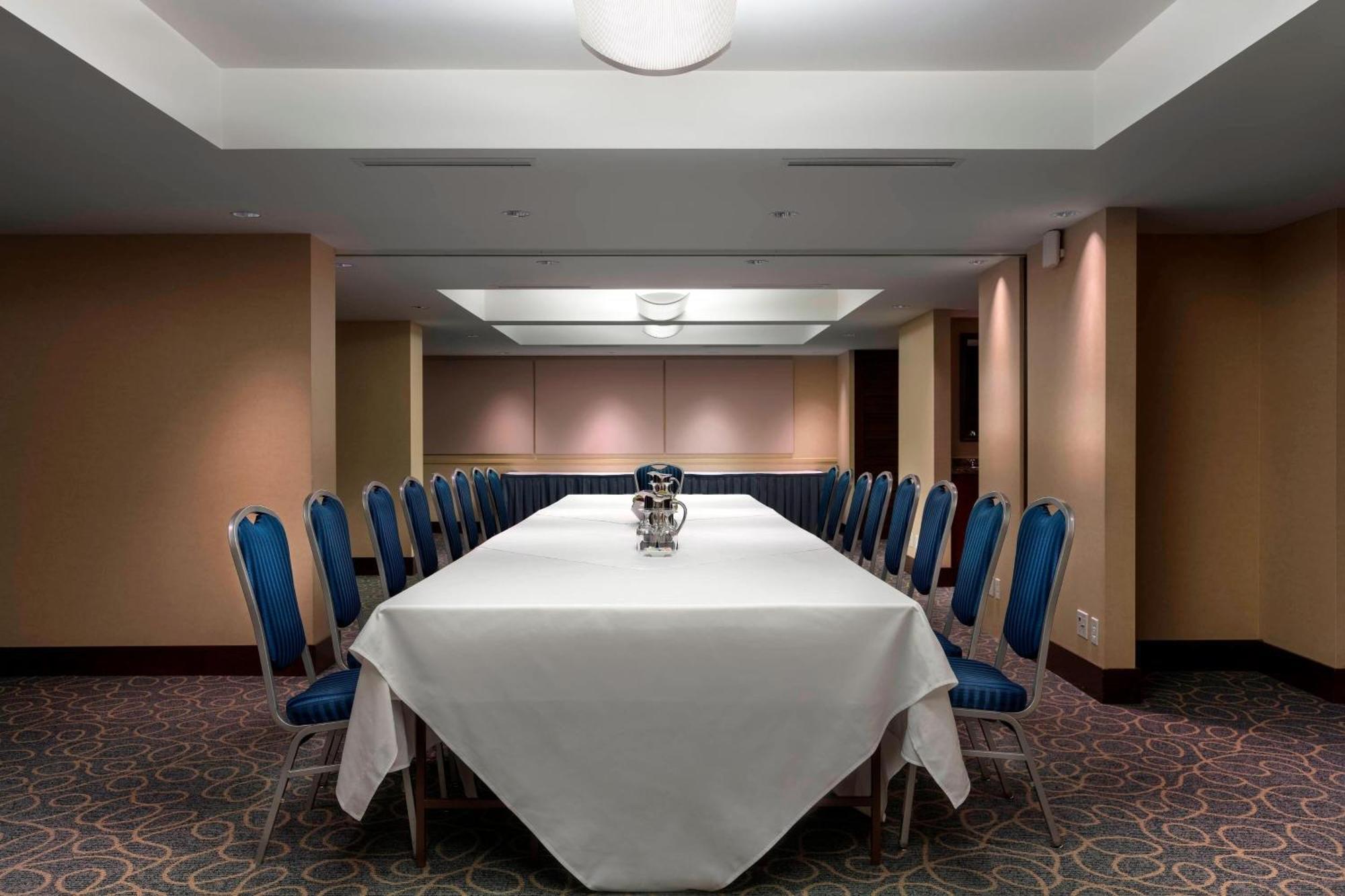 Delta Hotels By Marriott Burnaby Conference Centre Extérieur photo
